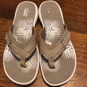 Clarks taupe flips flops sandals